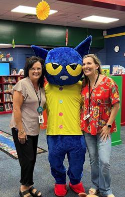 Pete the cat in the library